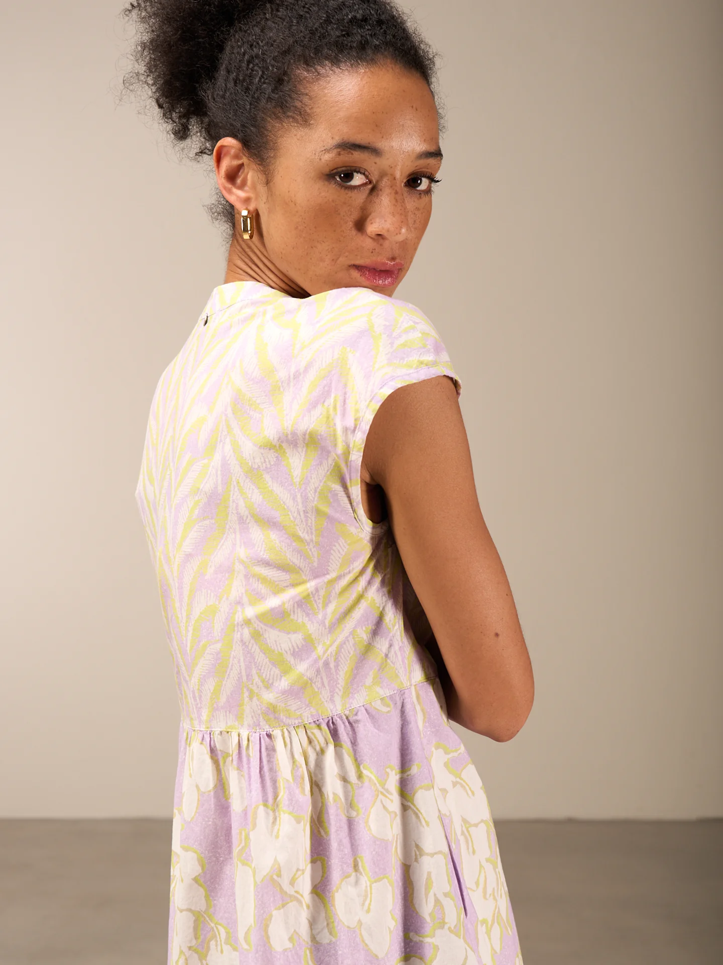 Kleid mit V-Ausschnitt - Image 3