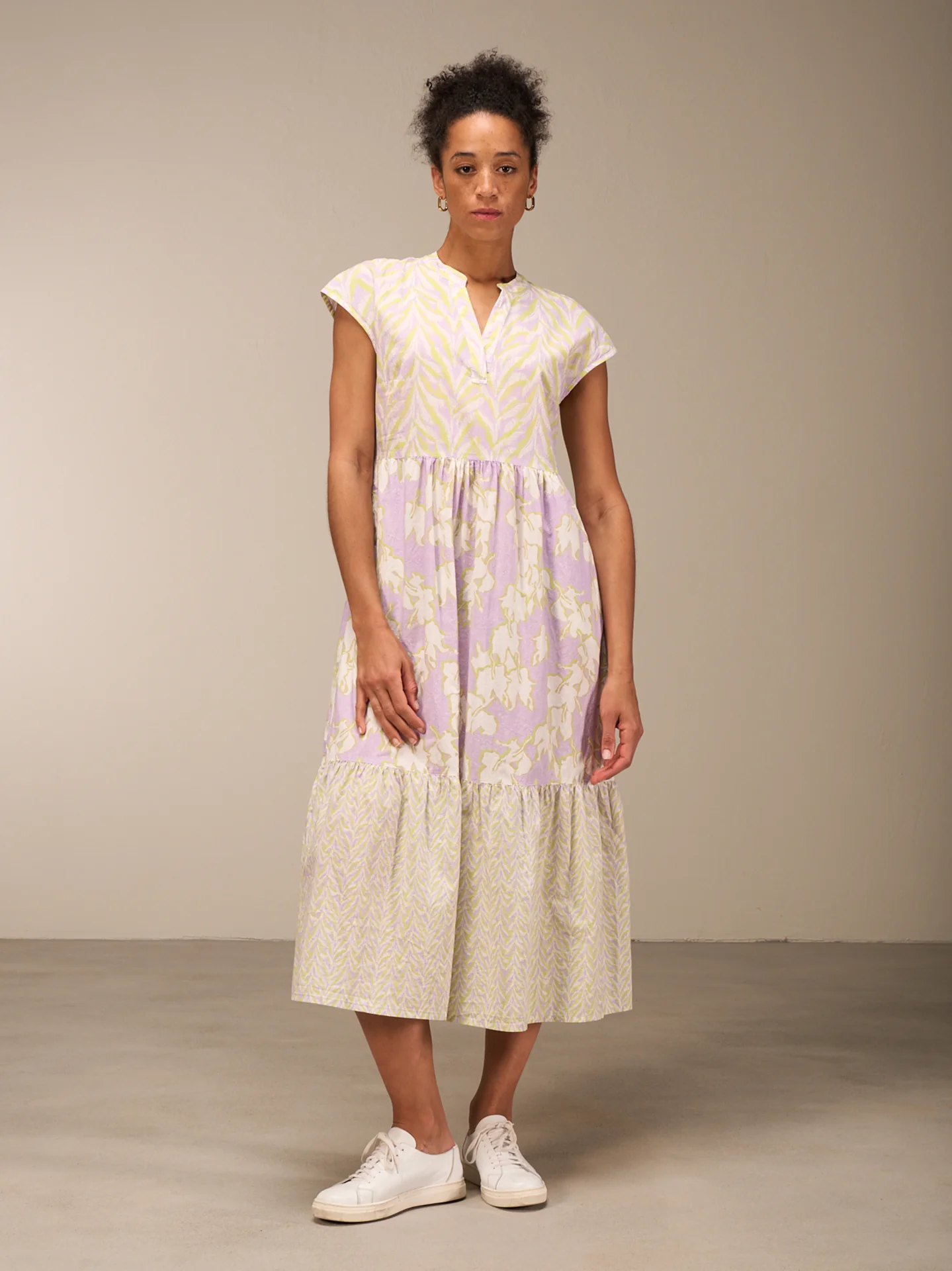 Kleid mit V-Ausschnitt - Image 4