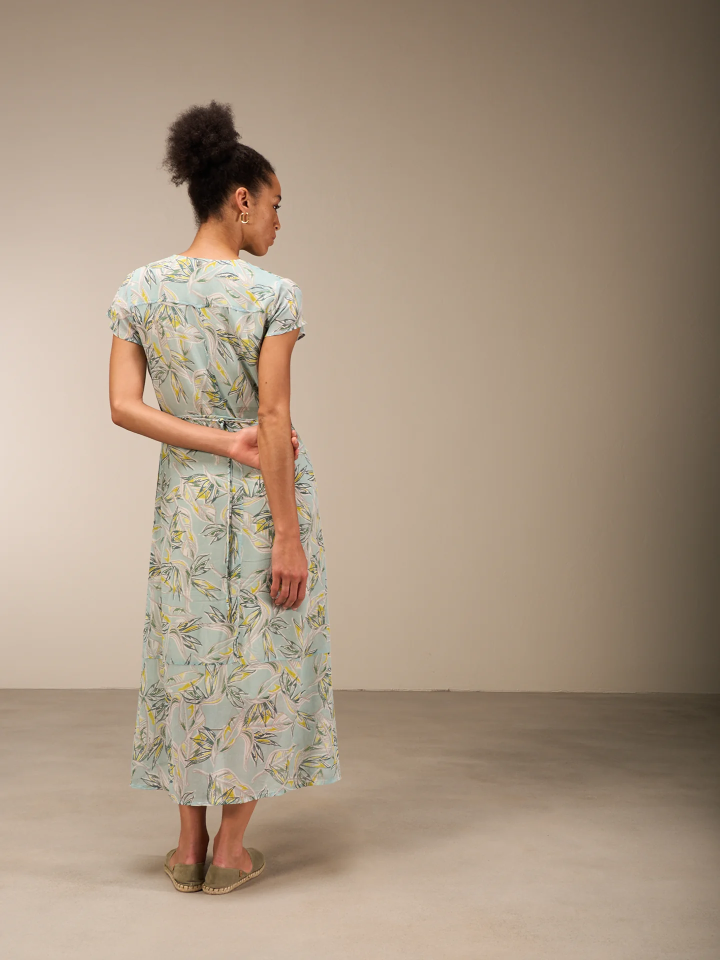 Kleid mit V-Ausschnitt - Image 10