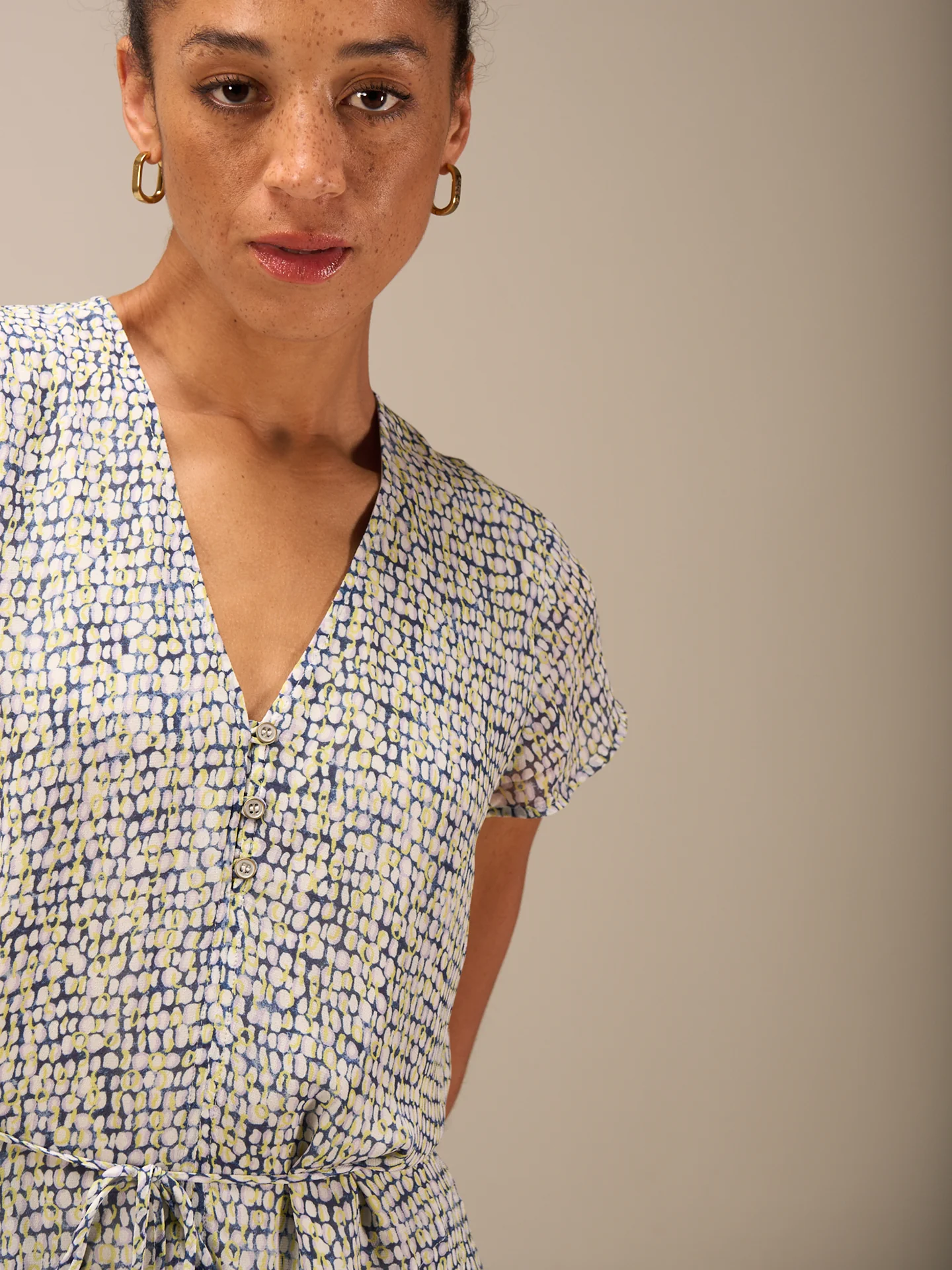 Kleid mit V-Ausschnitt - Image 2