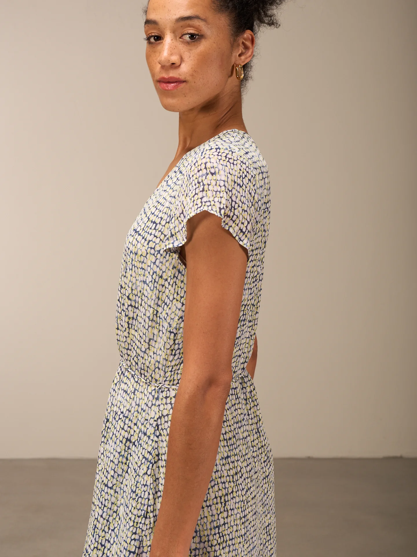 Kleid mit V-Ausschnitt - Image 3