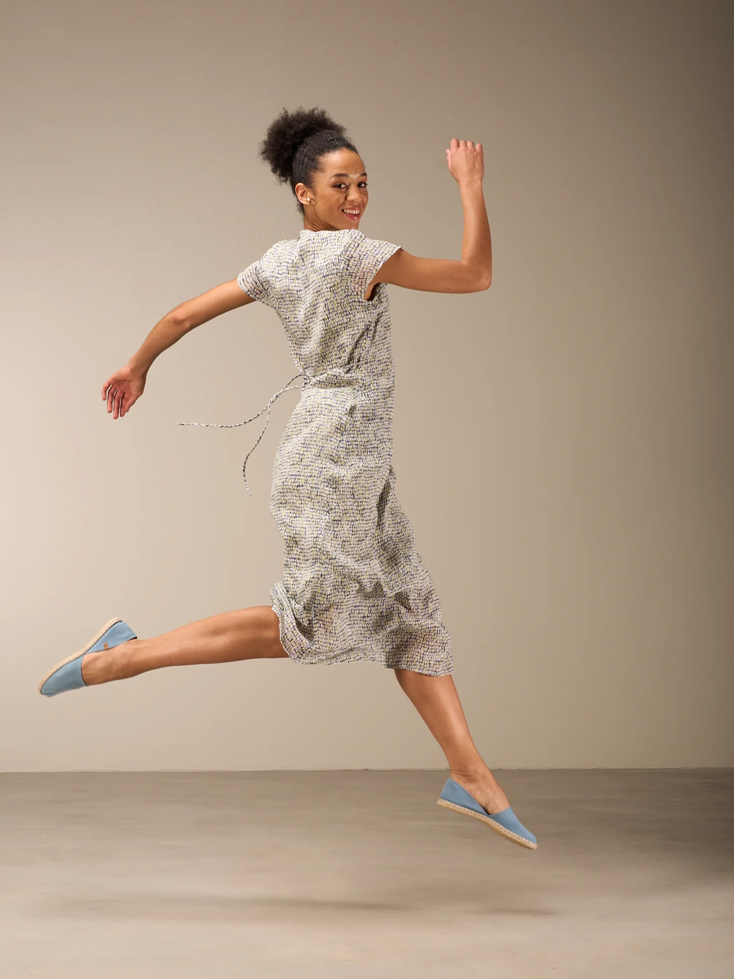 Kleid mit V-Ausschnitt - Image 4