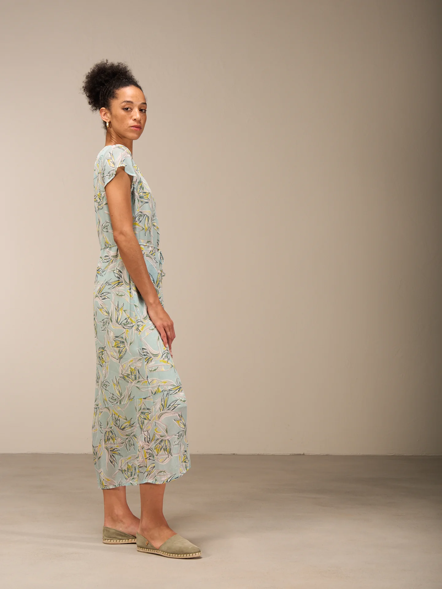 Kleid mit V-Ausschnitt - Image 6