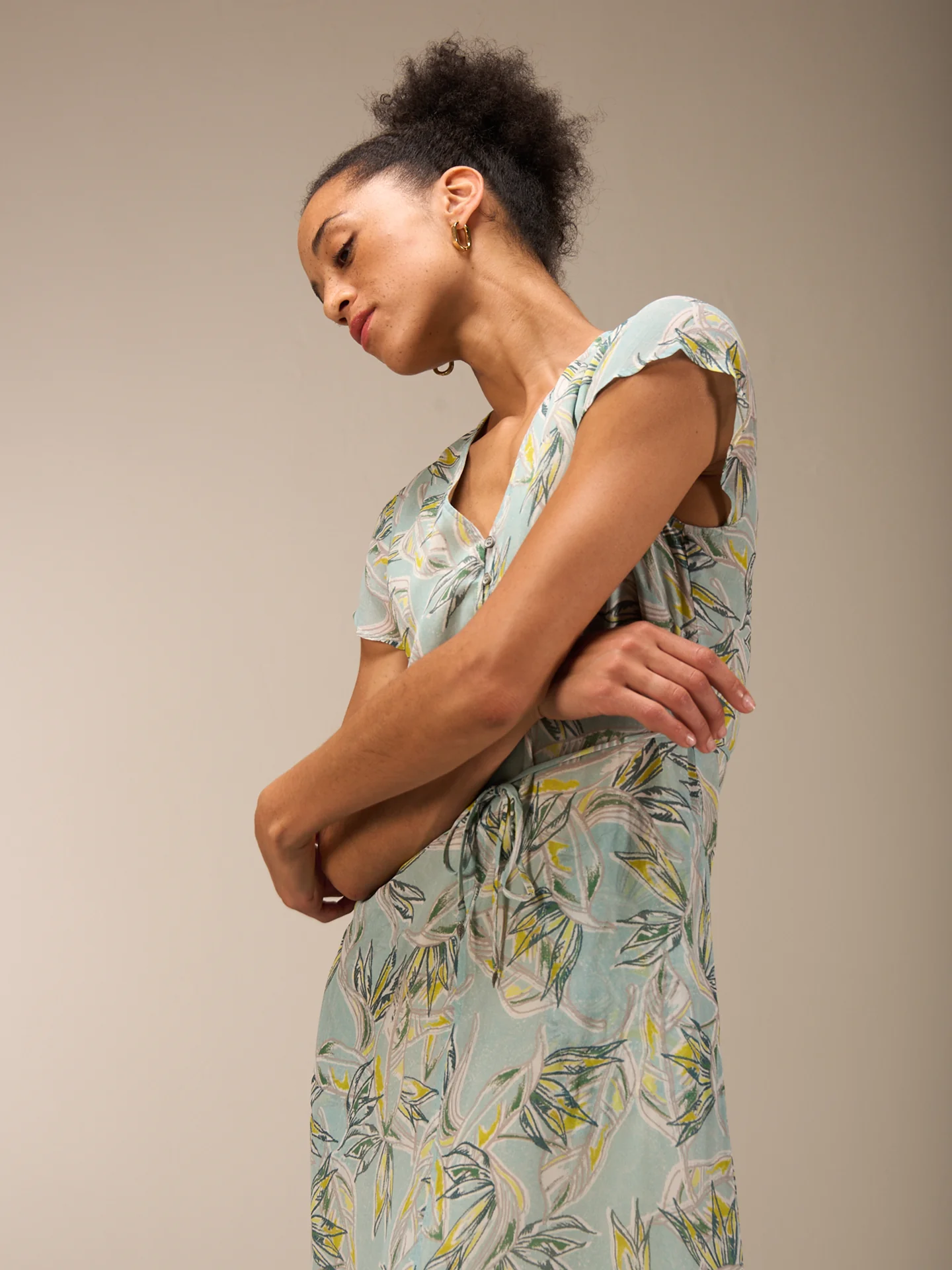 Kleid mit V-Ausschnitt - Image 7