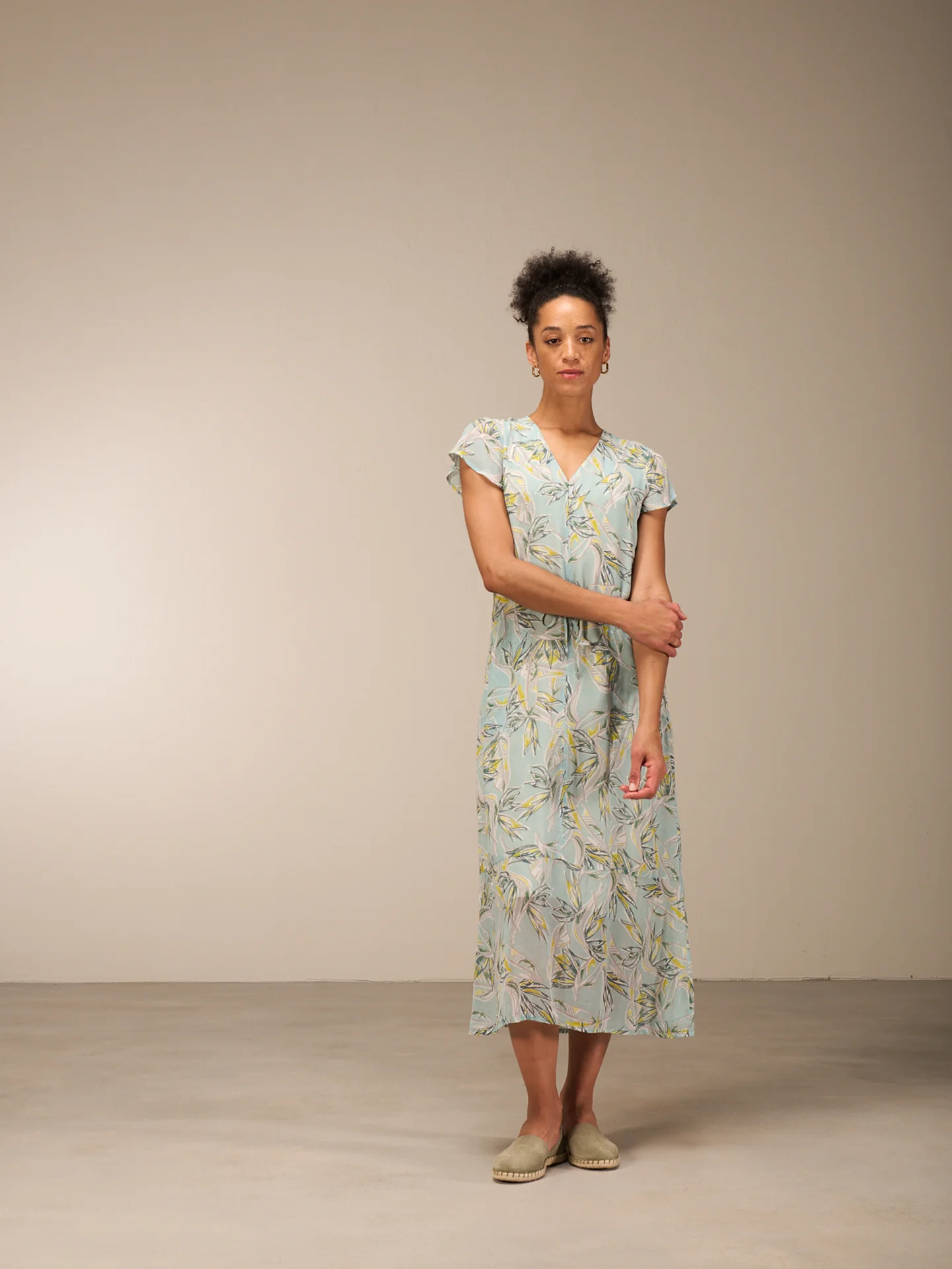 Kleid mit V-Ausschnitt - Image 8