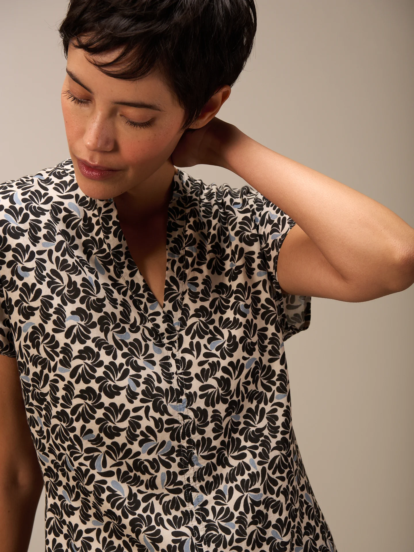 Kleid mit V-Ausschnitt - Image 3