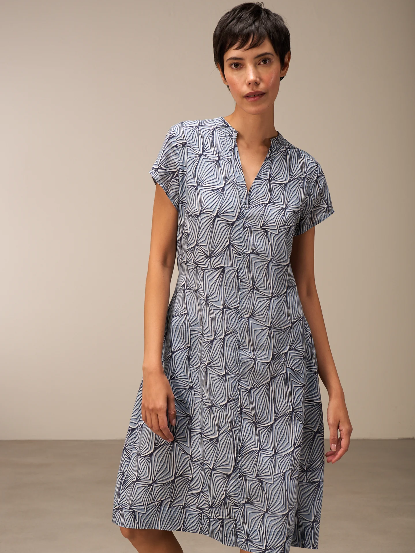 Kleid mit V-Ausschnitt - Image 6