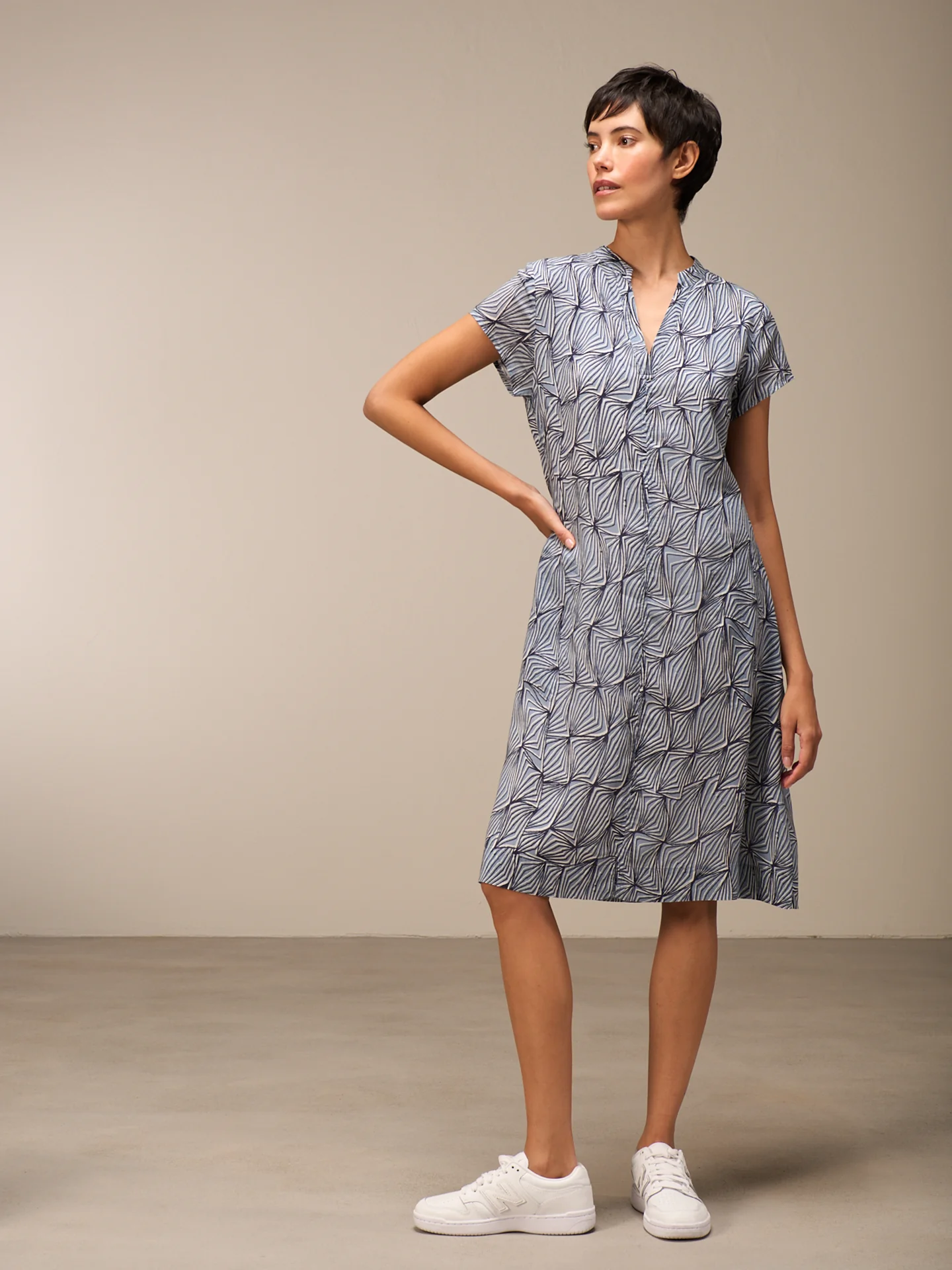 Kleid mit V-Ausschnitt - Image 8