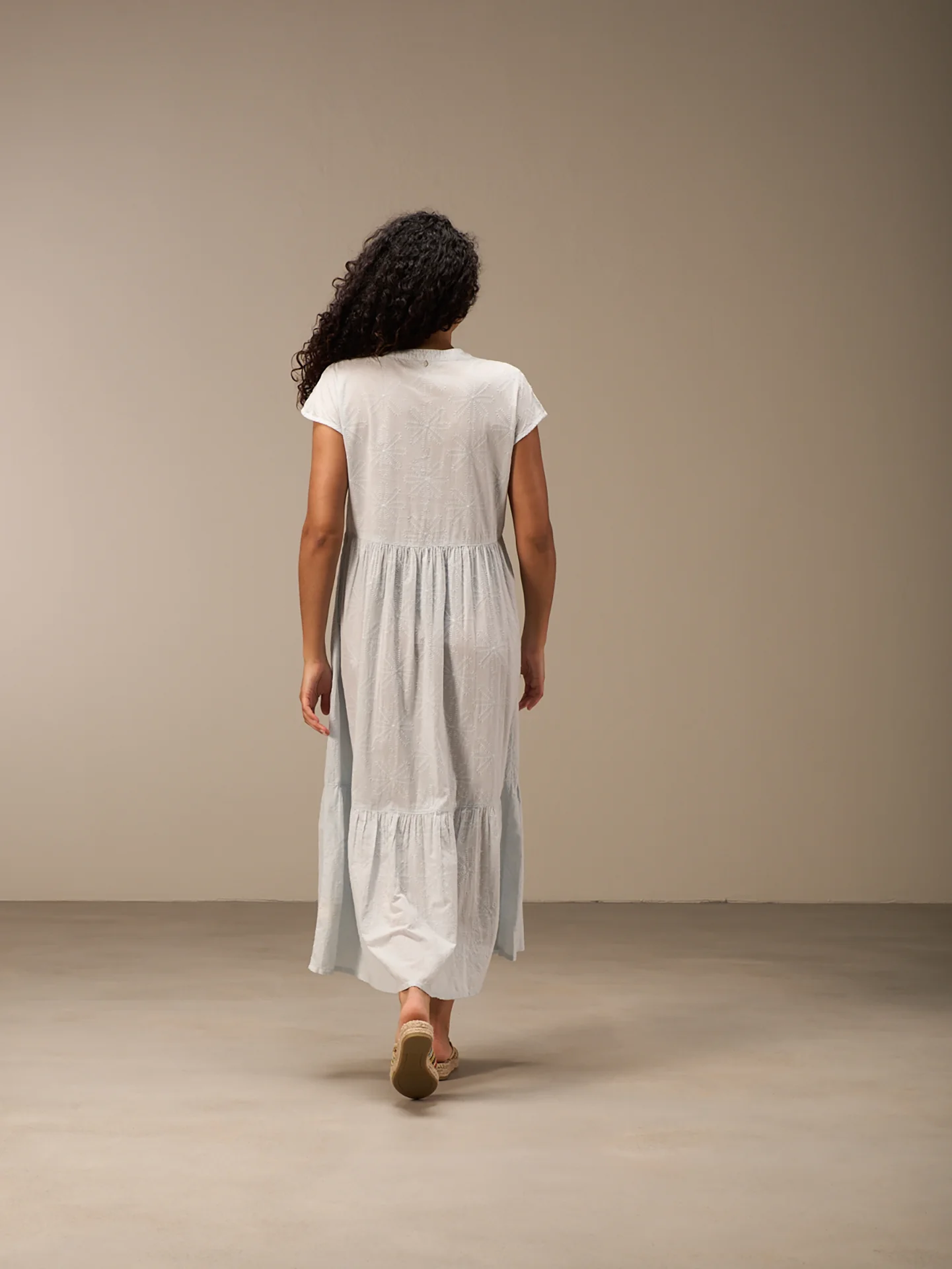 Kleid mit V-Ausschnitt - Image 4