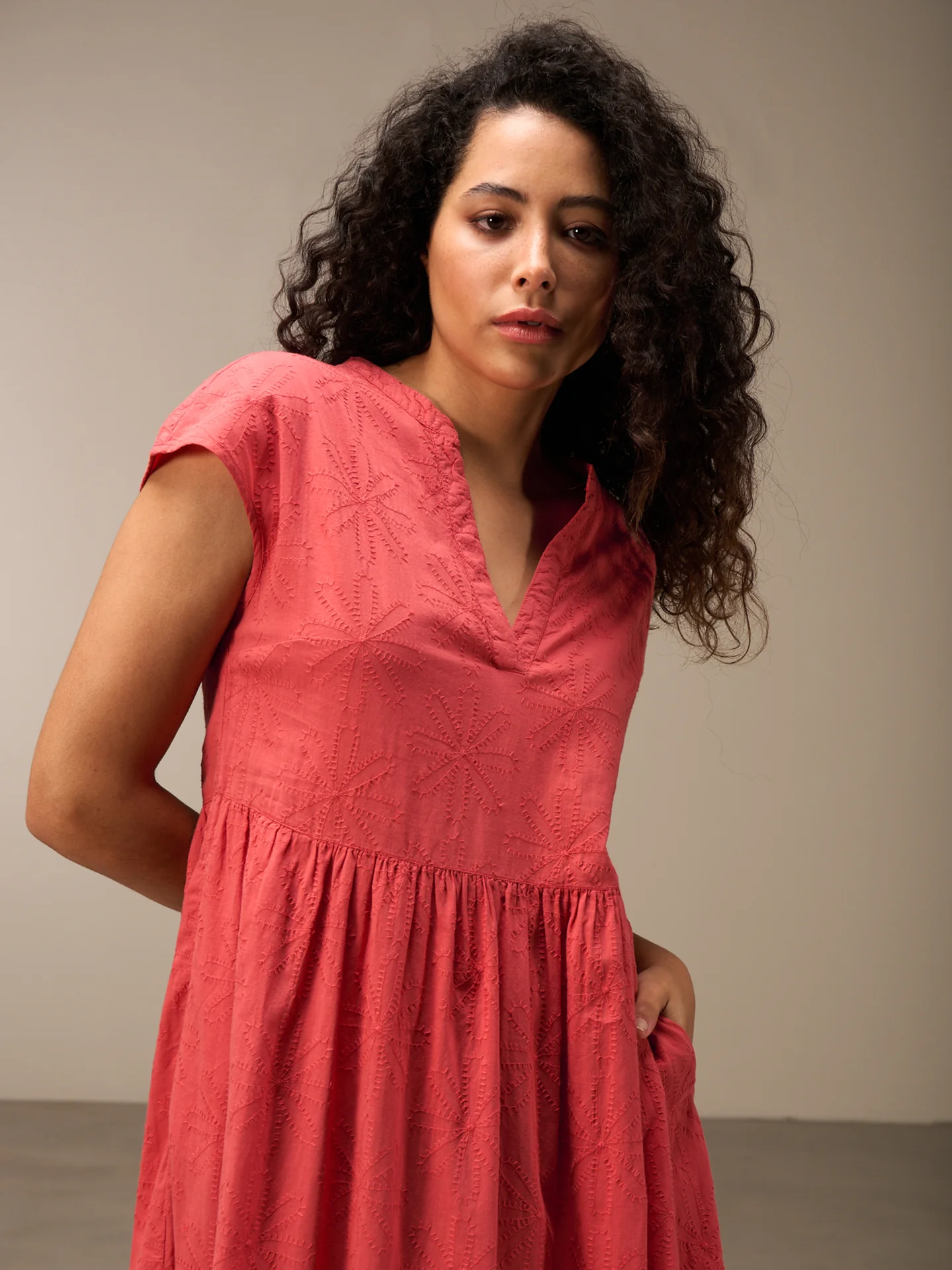 Kleid mit V-Ausschnitt - Image 8