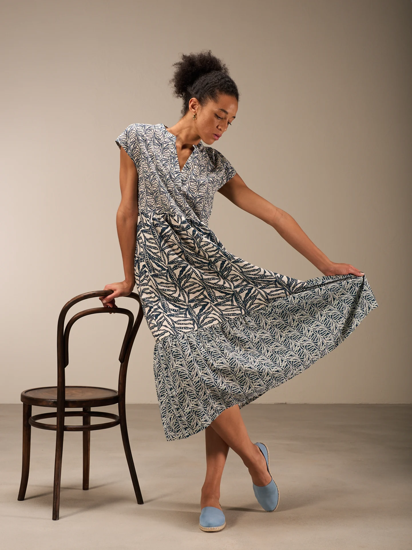 Kleid mit V-Ausschnitt - Image 6
