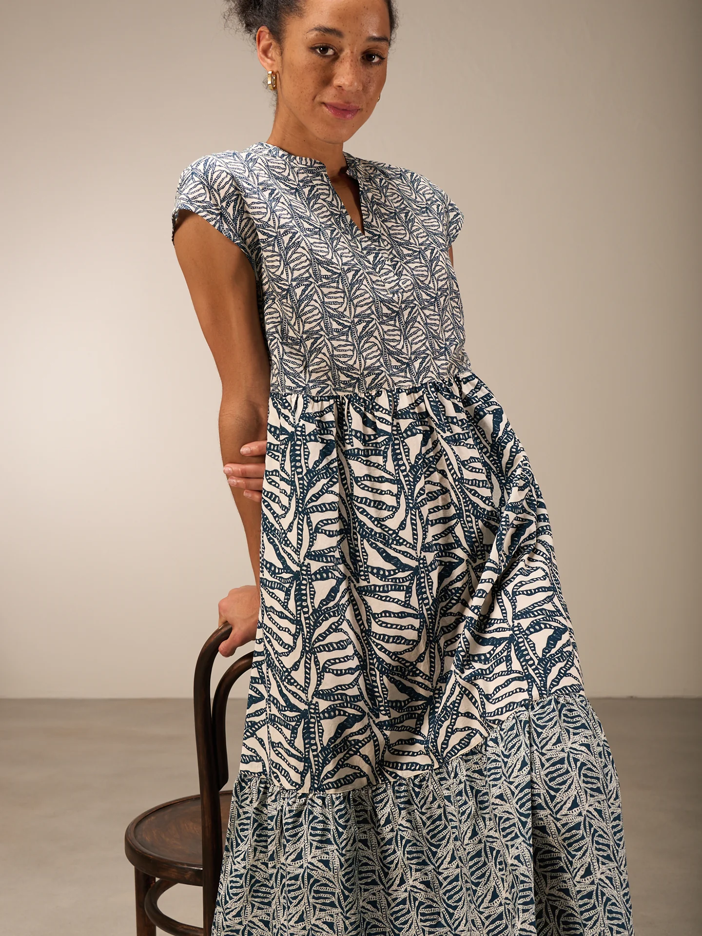 Kleid mit V-Ausschnitt - Image 7