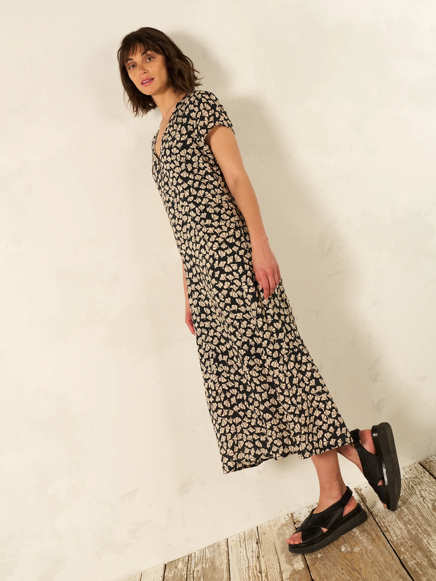 Kleid mit V-Ausschnitt - Image 3