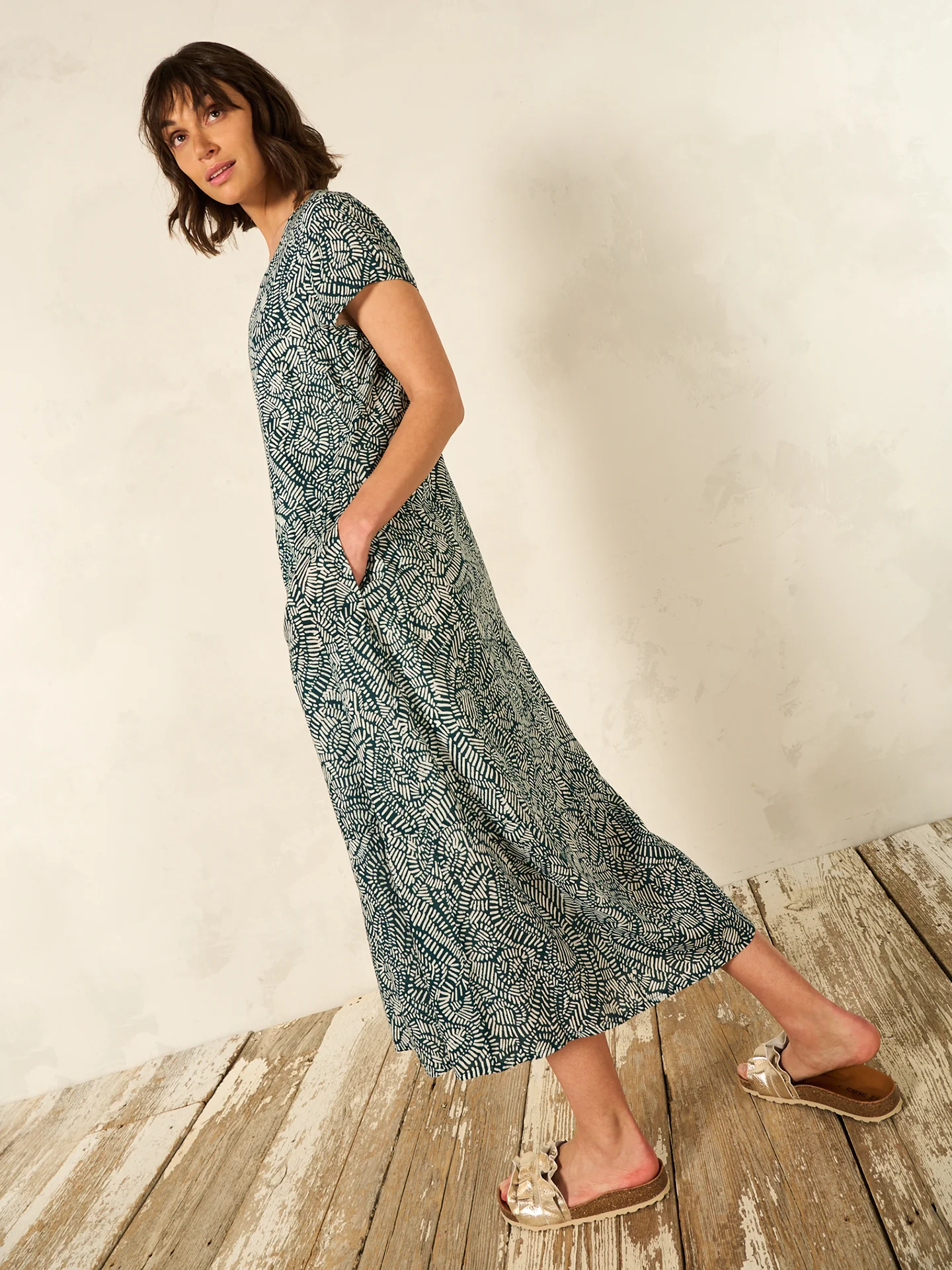 Kleid mit V-Ausschnitt - Image 8
