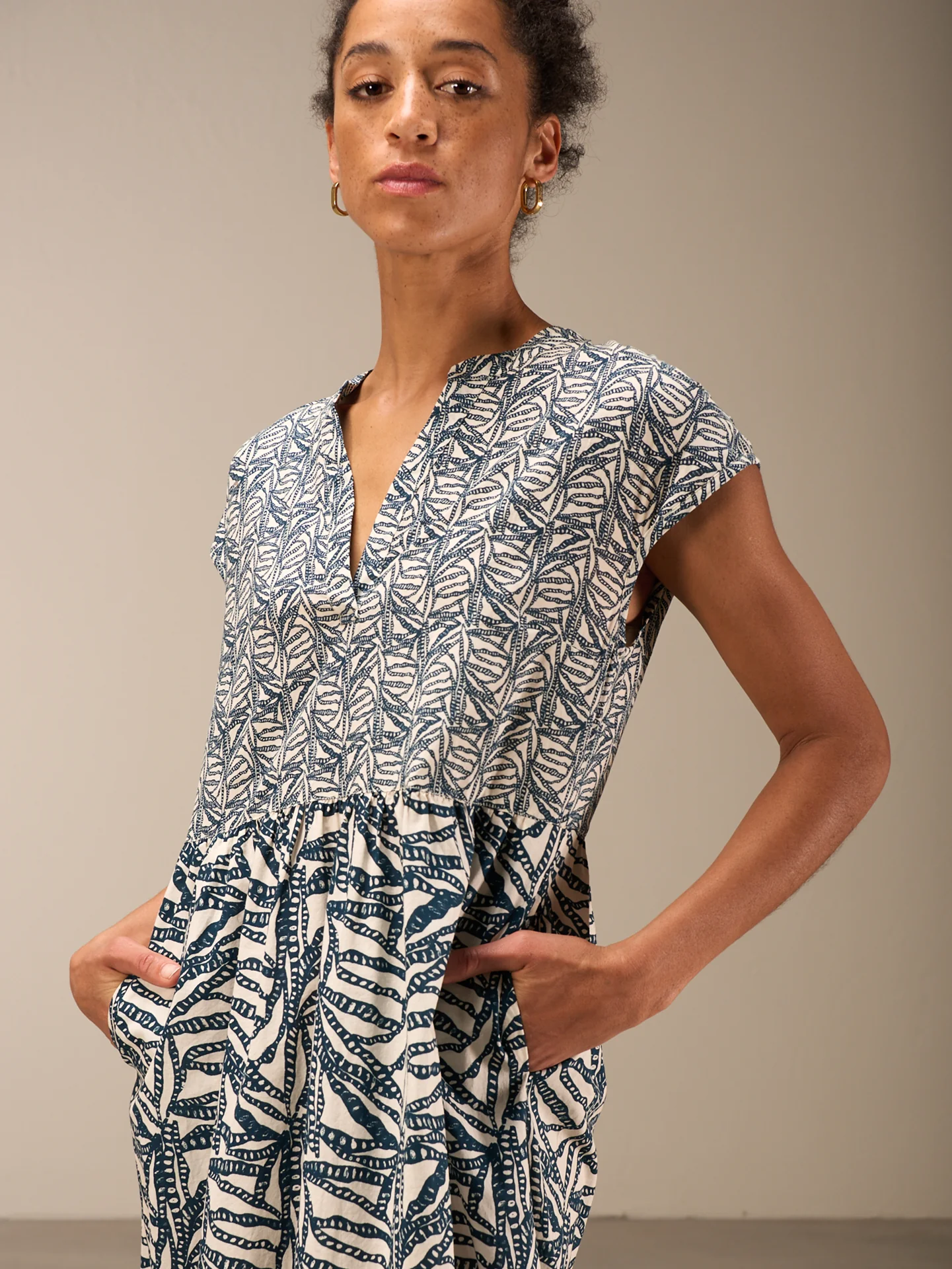Kleid mit V-Ausschnitt - Image 9