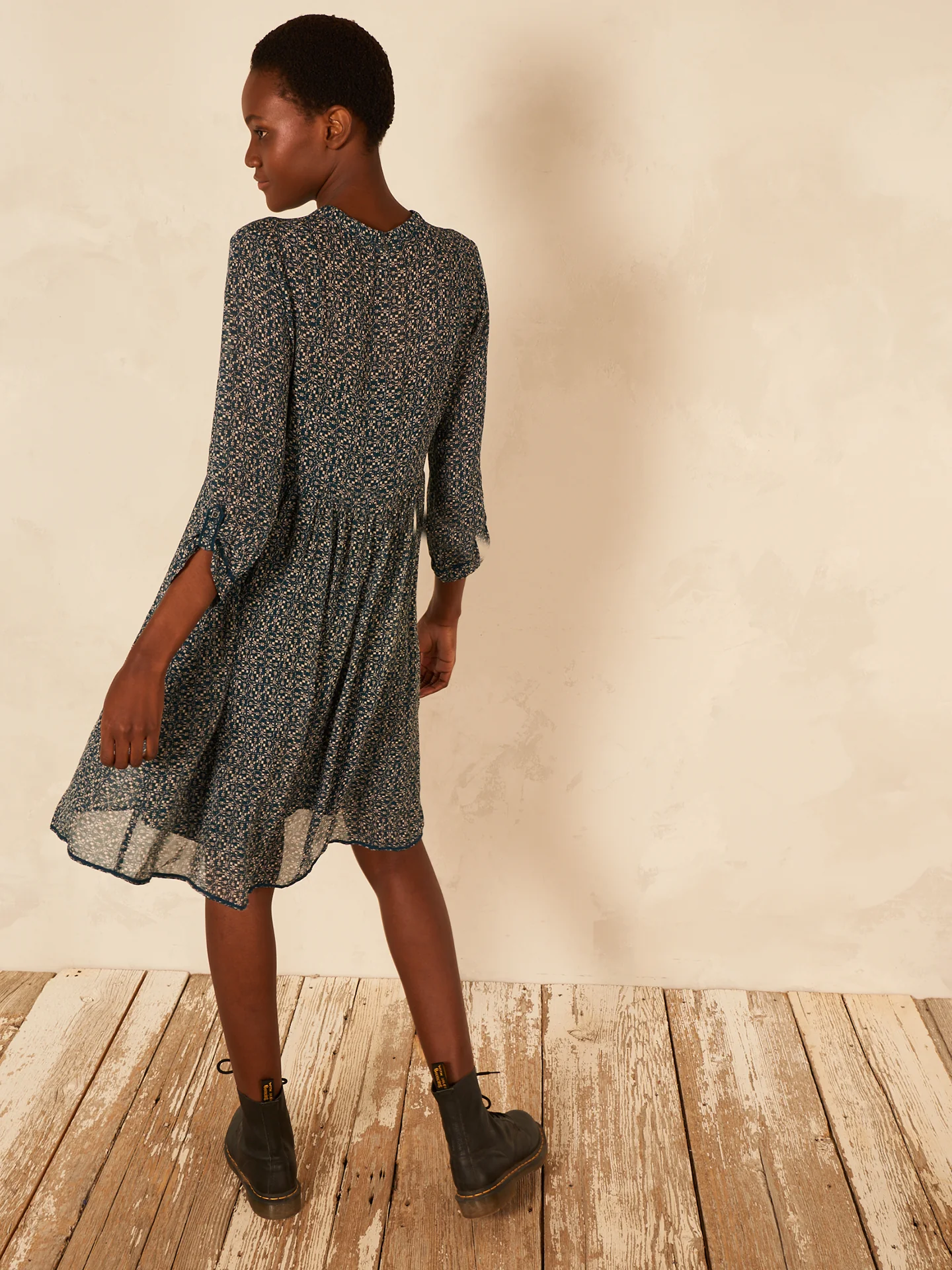 Kleid mit V-Ausschnitt - Image 8