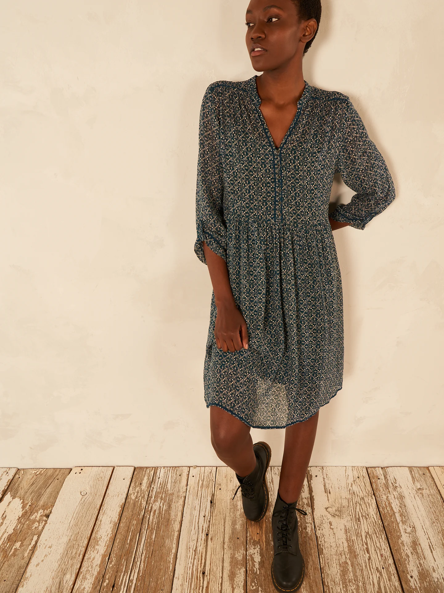 Kleid mit V-Ausschnitt - Image 9
