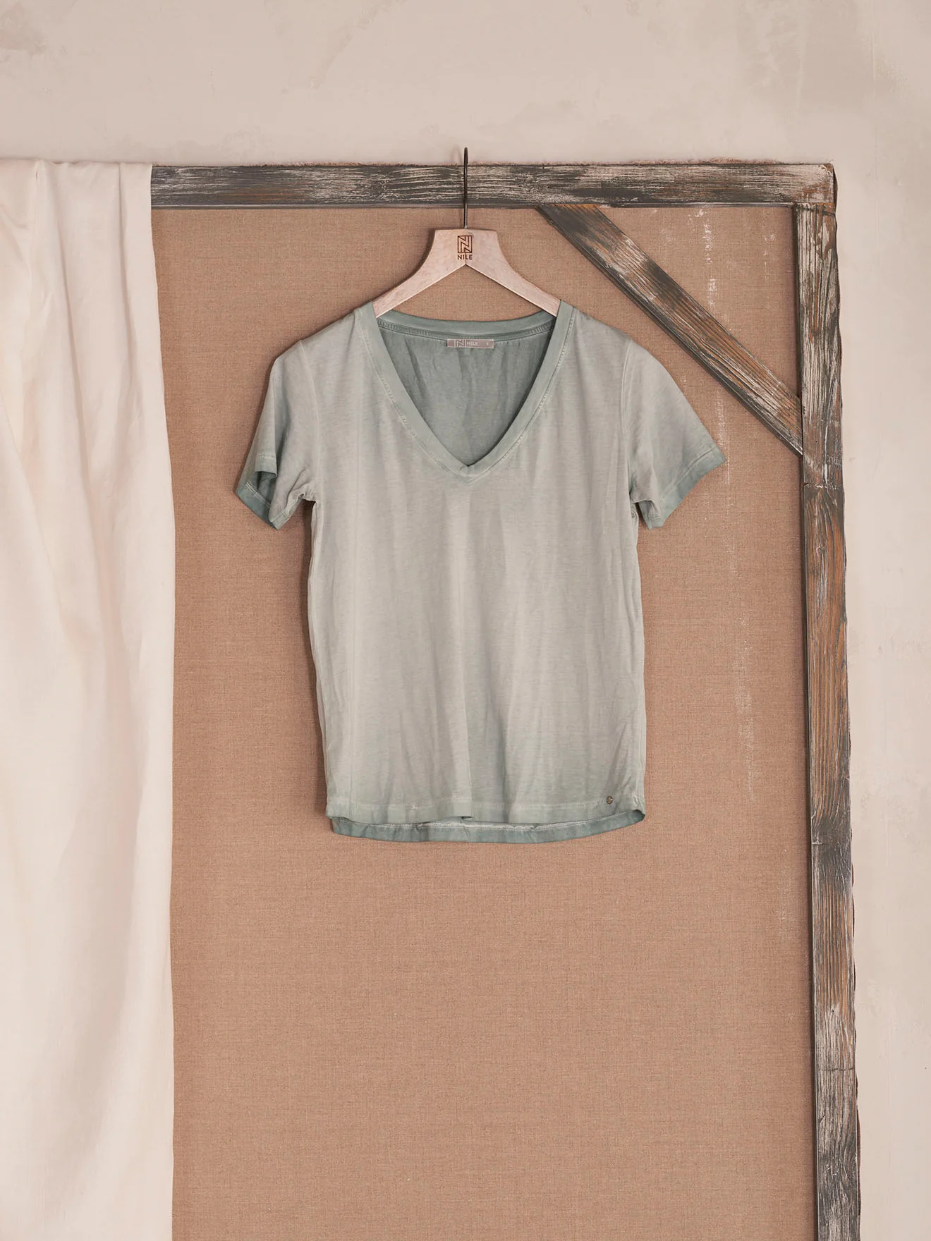 Shirt mit V-Ausschnitt - Image 13
