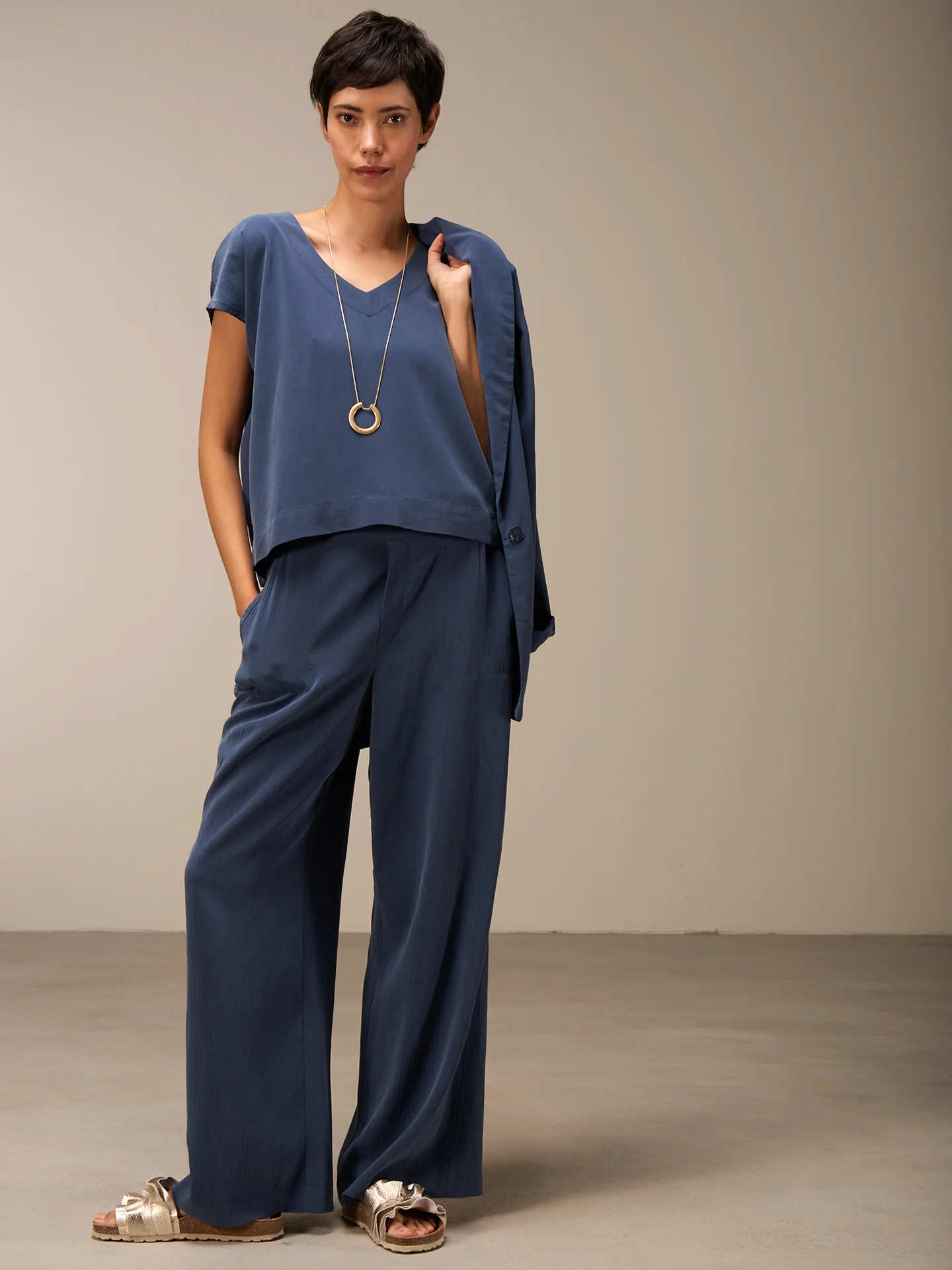 Shirt mit V-Ausschnitt - Image 10