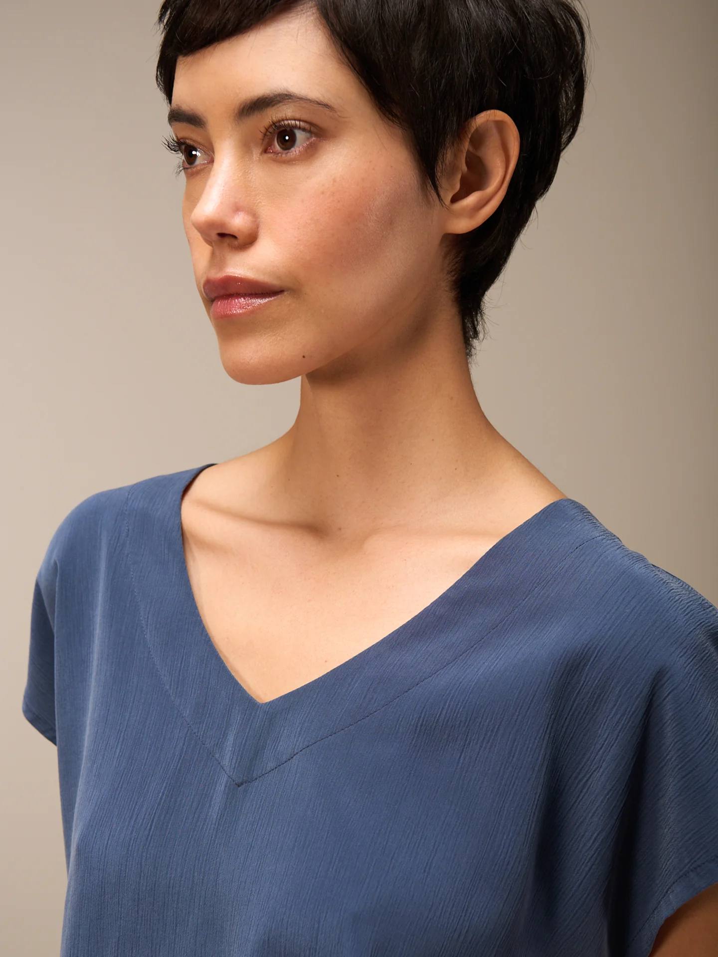 Shirt mit V-Ausschnitt - Image 8