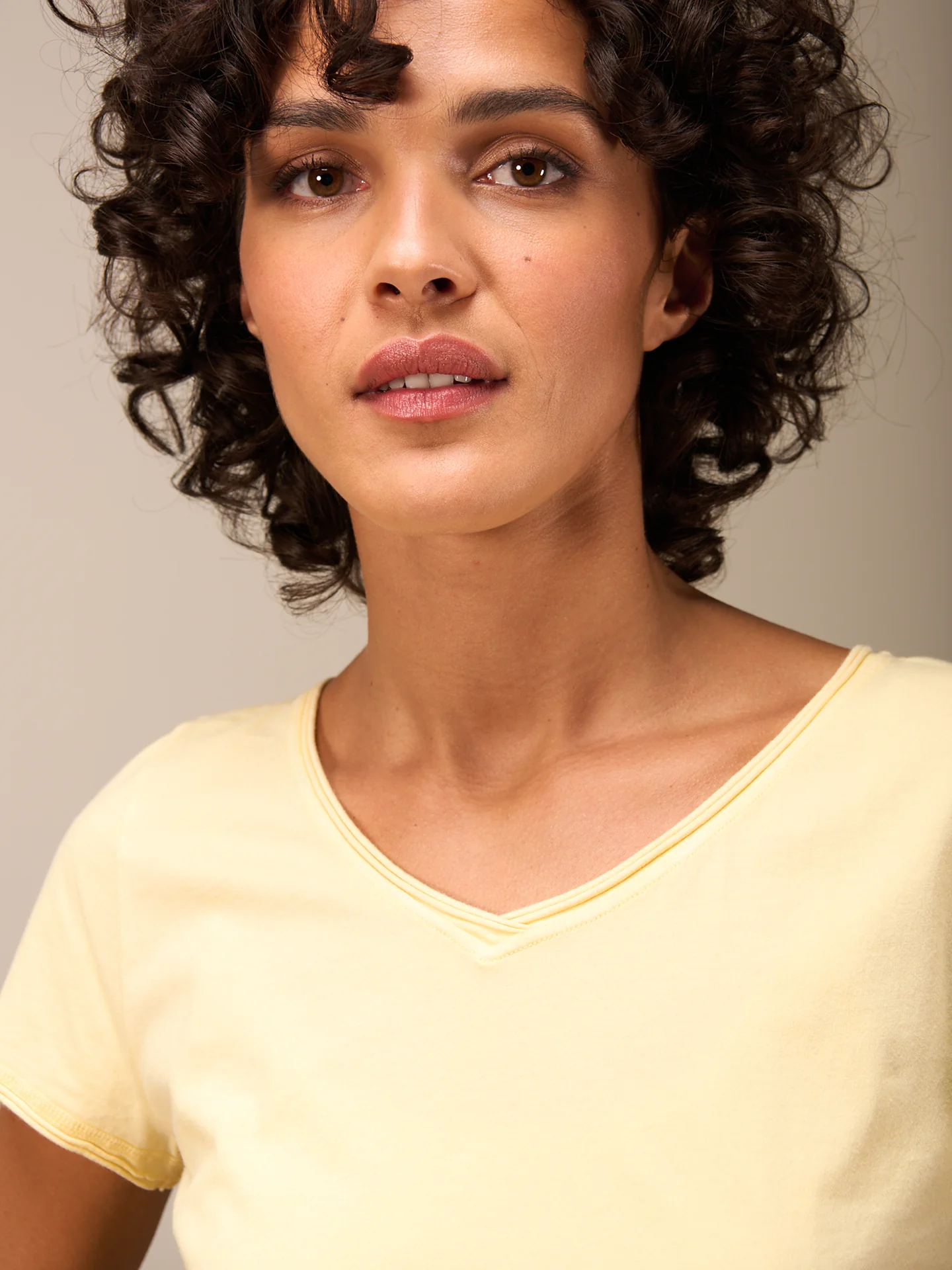 Shirt mit V-Ausschnitt - Image 8