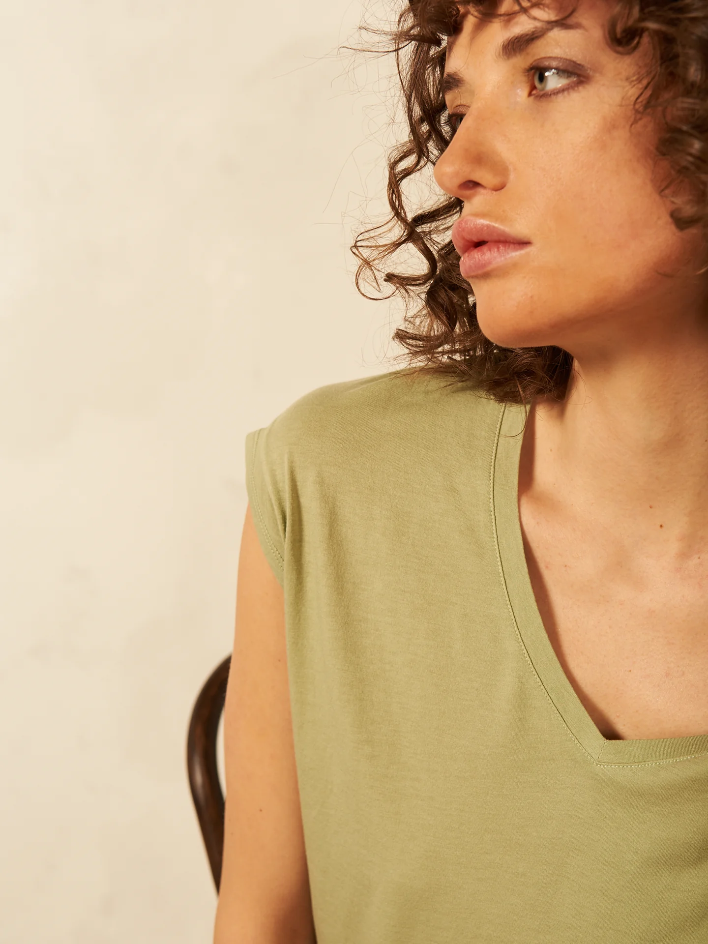 Shirt mit V-Ausschnitt - Image 8