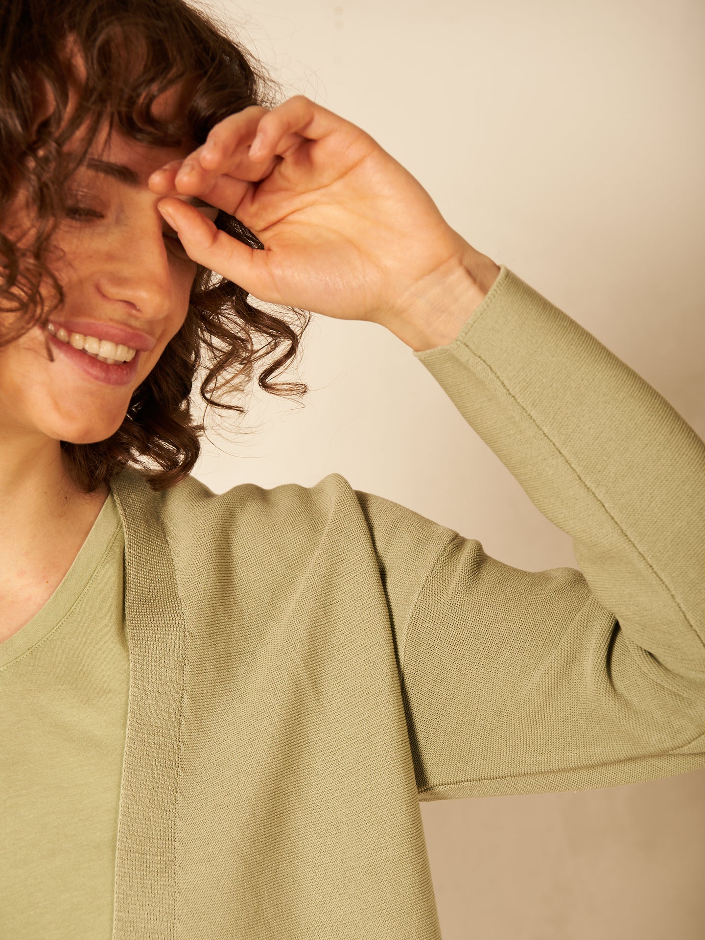 Strickjacke mit V-Ausschnitt - Image 13