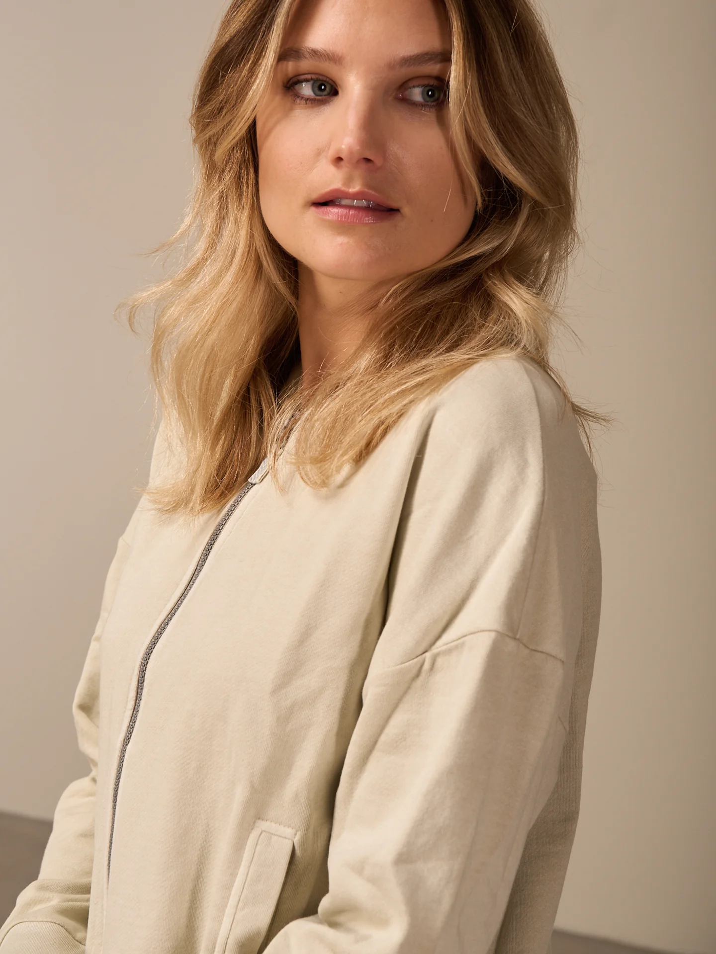 Sweatjacke mit Reissverschluss - Image 3